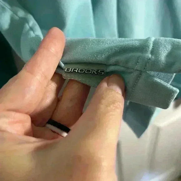 Brooks women’s medium thermal long sleeve. Teal/light blue. Layering. Running. - Picture 2 of 8